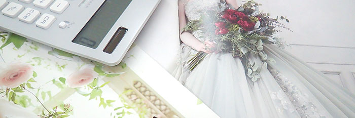 結婚式場のパンフレットと電卓