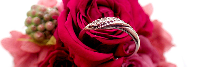 結婚指輪とバラ
